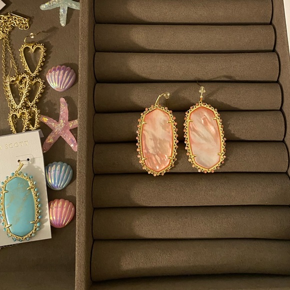 Kendra Scott Beaded Danielle Gold Drop Earrings in Rose Mother of Pearl - Picture 2 of 3